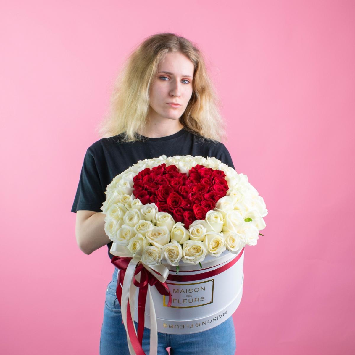 Белые и красные розы в форме сердца в коробке