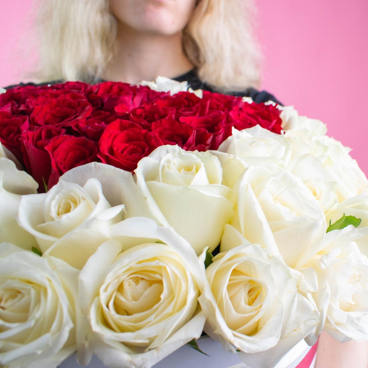 Белые и красные розы в форме сердца в коробке