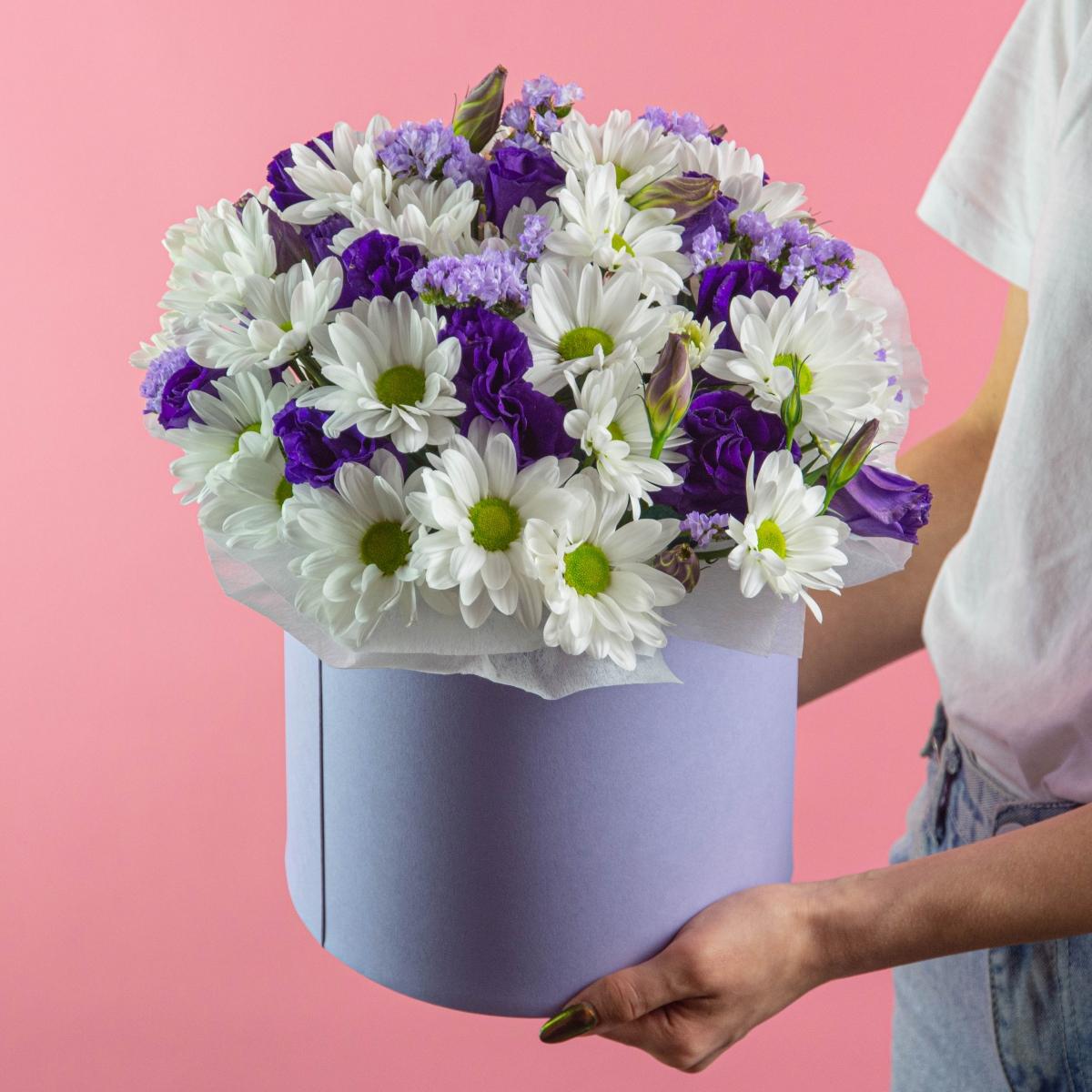 Коробка цветов с 5 хризантемами и лизиантусами