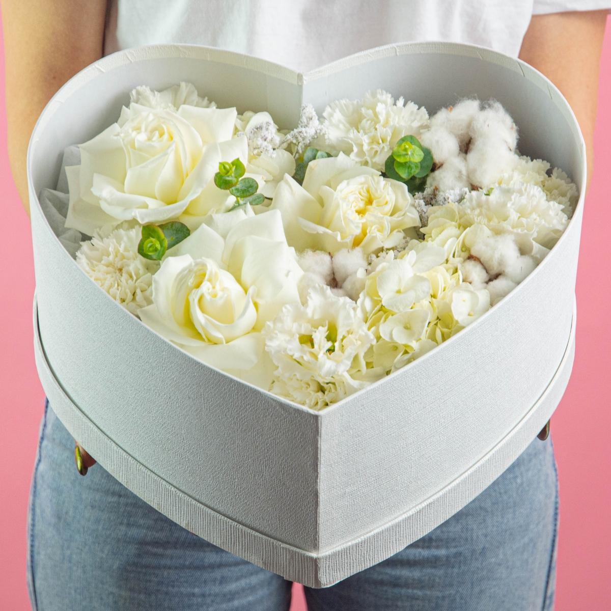 Коробка-сердце с гортензией и розами