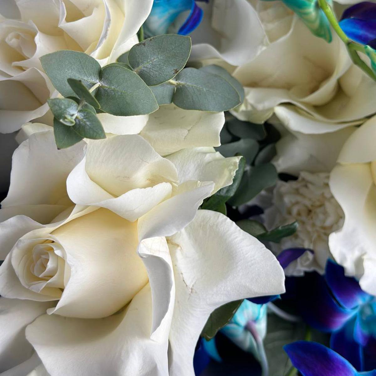 Белые розы с дендробиумом